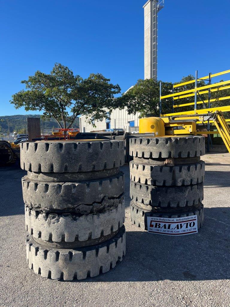 Camso WEX 583S solid tires with rims